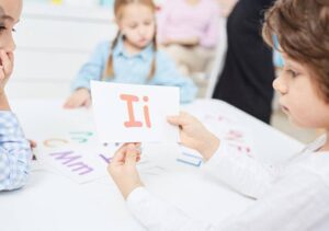 عدم اعتماد بنفس و استرس کودک در یادگیری زبان انگلیسی میباشد. وقتی کودک دچار استرس میشود هر آنچه که یادگرفته بود در ذهنش پراکنده میشود و قدرت بیان آن را از دست میدهد